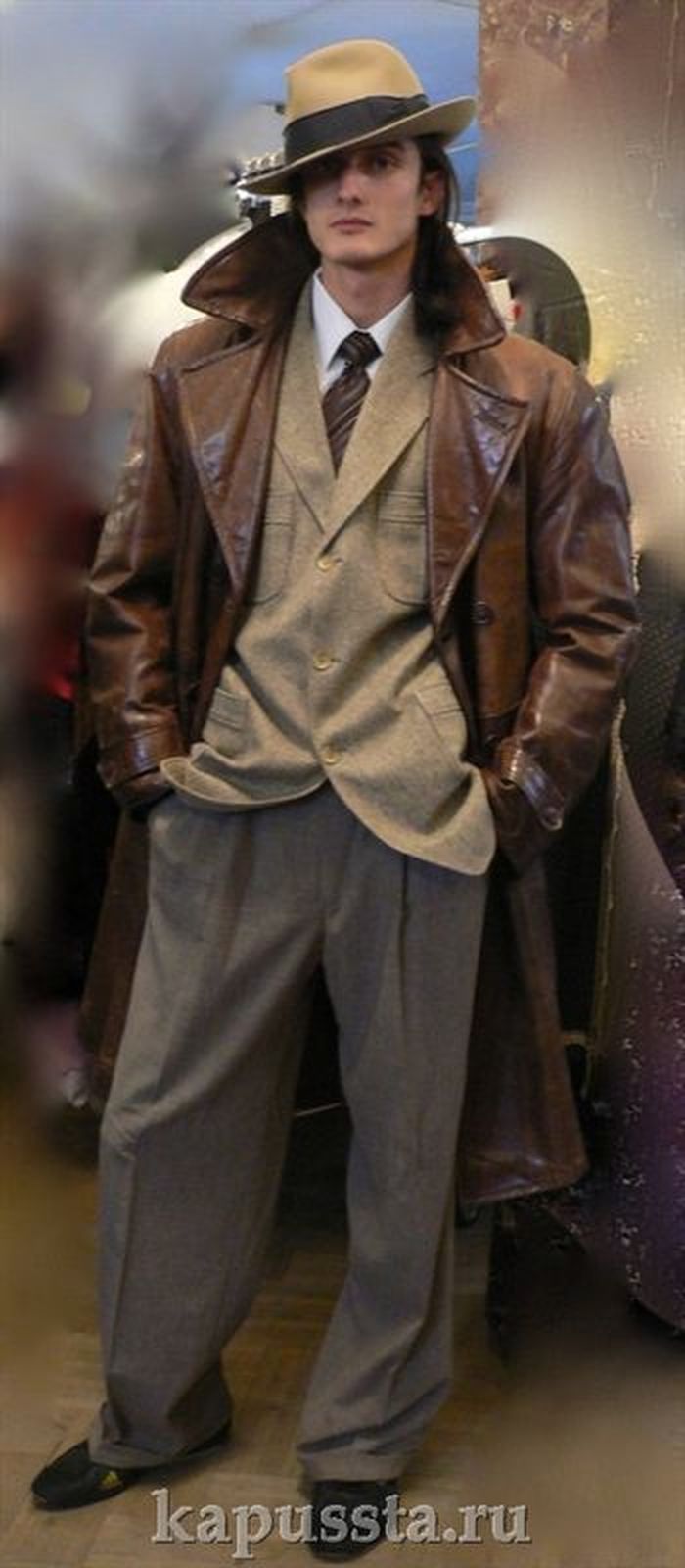 Гангстер в коричневом пальто и шляпе